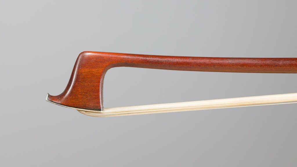 Lot 400 Archet d'alto de Henri Louis GILLET - Collection Calas Instrument mis en vente par Vichy Enchères le 1er décembre 2022 © C. Darbelet