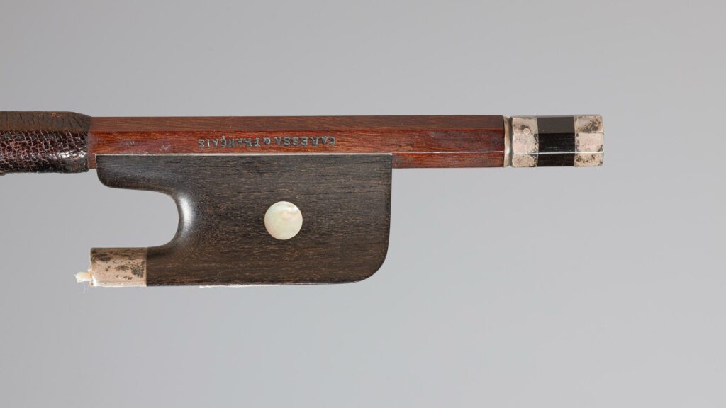 Lot 50 Archet d'alto de Jules FETIQUE - Collection Calas Instrument mis en vente par Vichy Enchères le 1er décembre 2022 © C. Darbelet