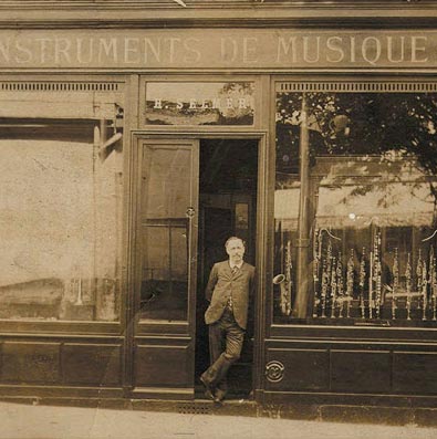 Henri Selmer devant son atelier 4 Place Dancourt à Montmartre, vers 1910