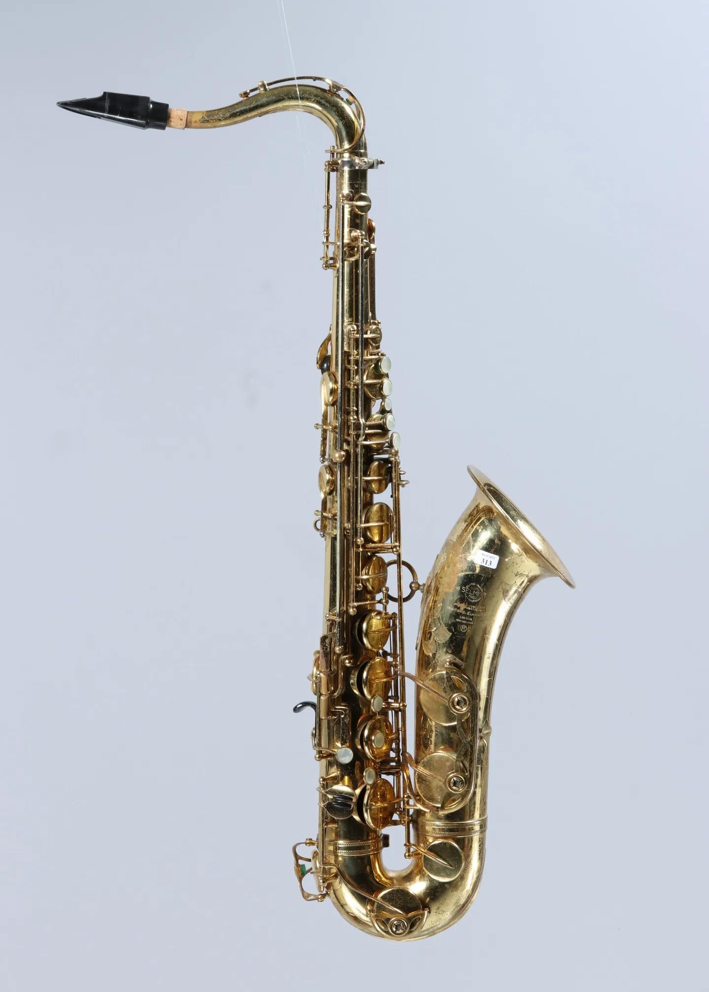 Saxophone ténor en laiton verni, clef de fa # aigu, de SELMER modèle Mark VI de 1964 Instrument mis en vente par Vichy Enchères le 5 novembre 2022 © C. Darbelet