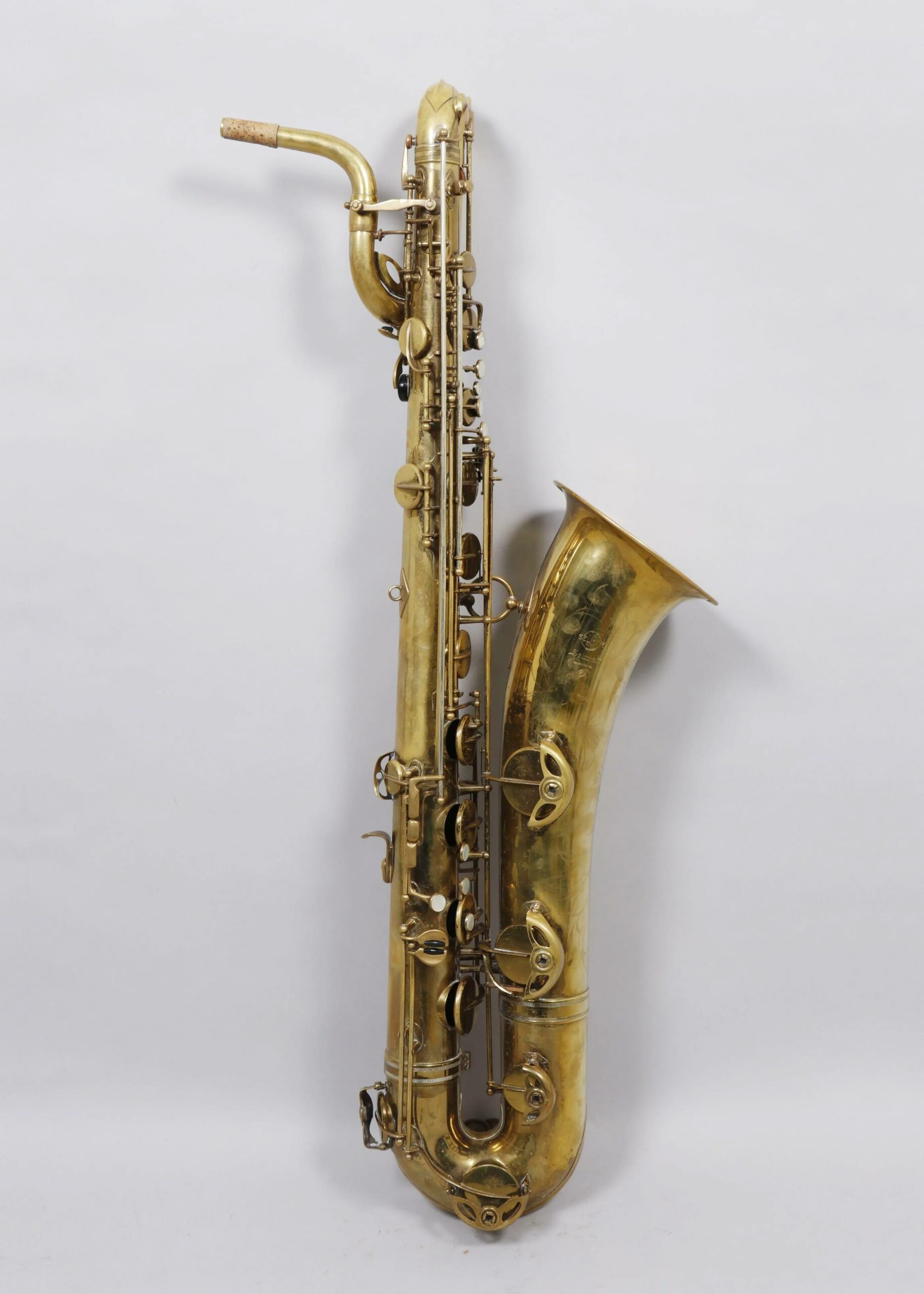 Saxophone baryton en laiton verni de SELMER modèle Mark VI de 1966, avec si bémol grave. Instrument mis en vente par Vichy Enchères le 1er mai 2021 © C. Darbelet