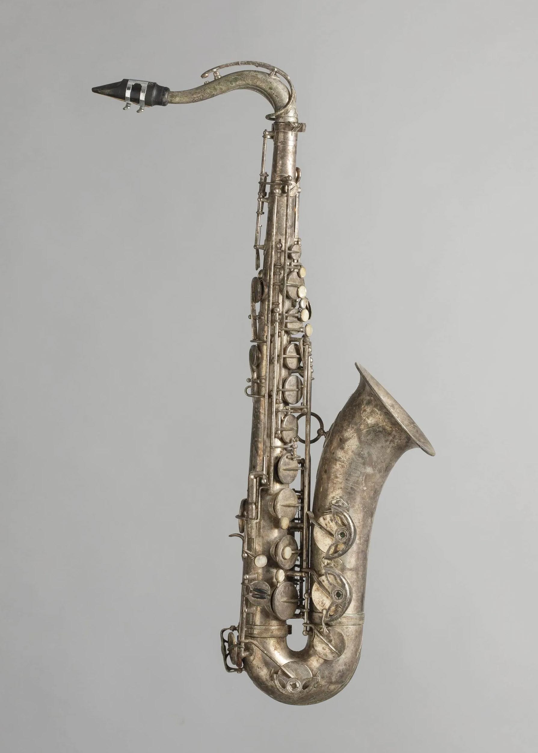 Saxophone ténor si bémol, en métal argenté de marque SELMER modèle Balanced Action de 1947 Instrument mis en vente par Vichy Enchères le 27 juin 2020 © C. Darbelet