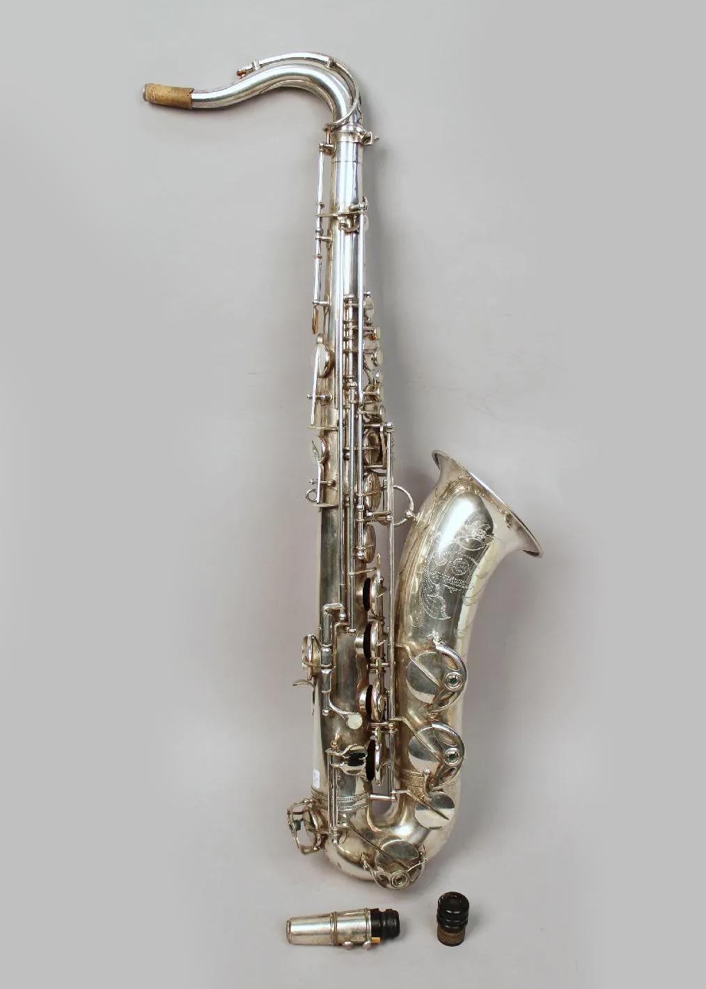 Saxophone ténor en métal argenté de SELMER modèle Balanced Action de 1944, pavillon gravé Instrument mis en vente par Vichy Enchères le 10 décembre 2016 © C. Darbelet