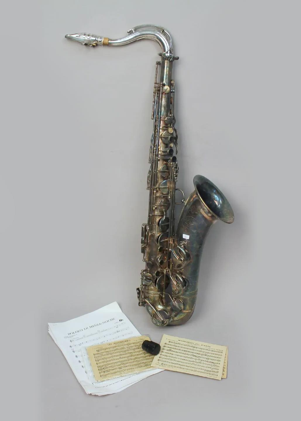 Saxophone ténor en métal argenté de SELMER modèle Balanced Action, années 1940. Instrument mis en vente par Vichy Enchères le 10 décembre 2016 © C. Darbelet