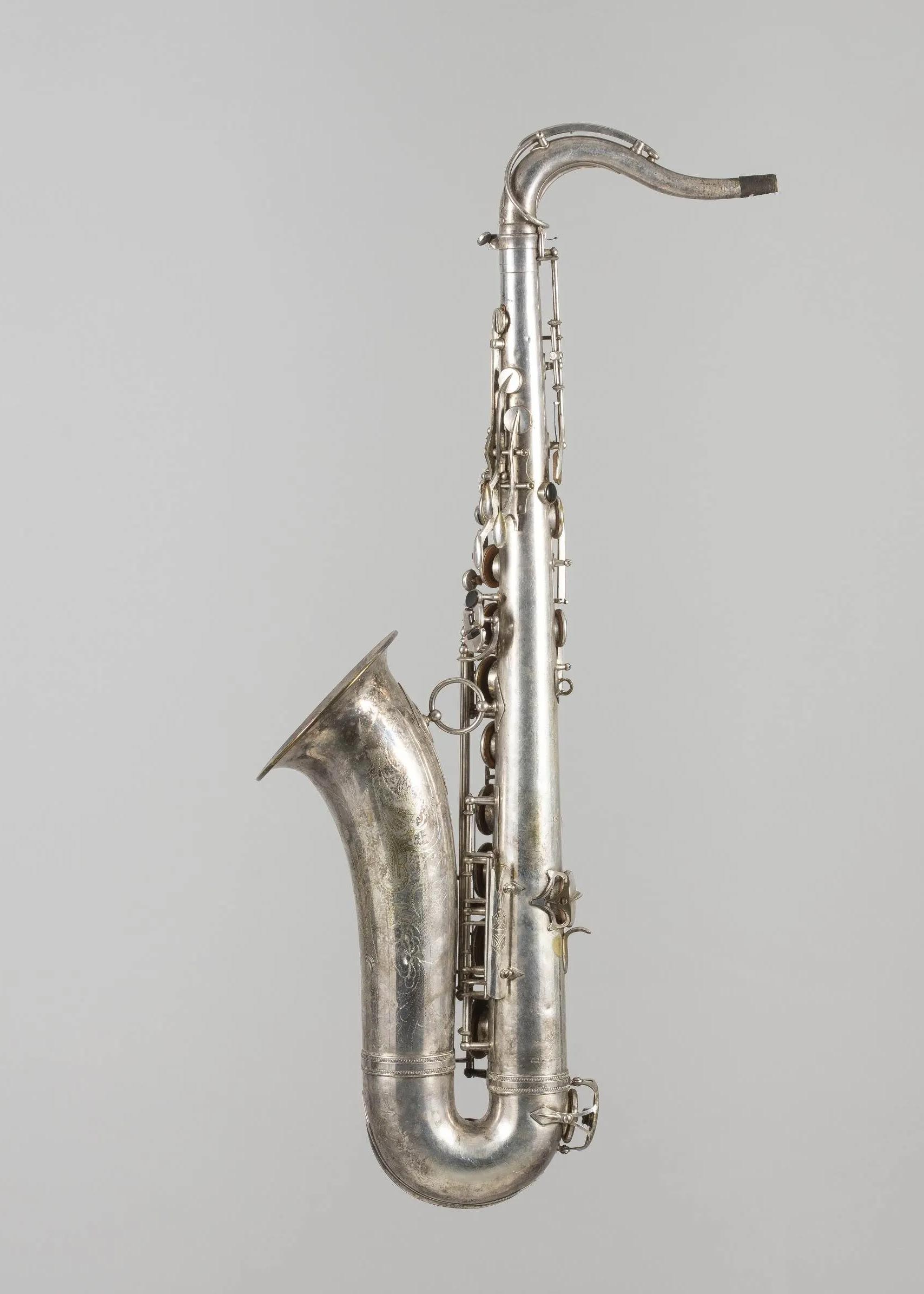 Saxophone ténor en métal argenté, pavillon gravé de SELMER modèle Balance Action vers 1945 Instrument mis en vente par Vichy Enchères le 7 novembre 2020 © C. Darbelet