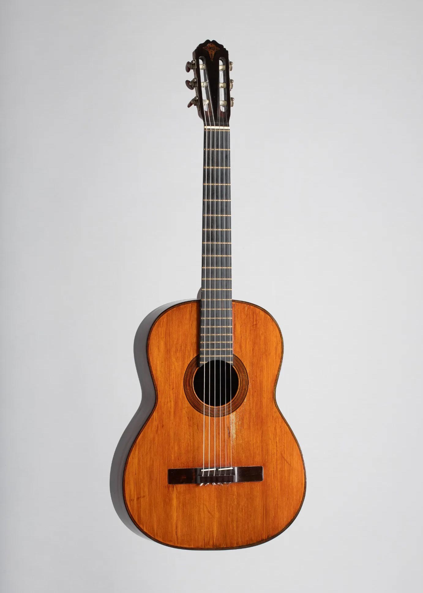 Guitare de marque SELMER, modèle Classique faite en 1942. Instrument mis en vente par Vichy Enchères le 5 novembre 2022 © C. Darbelet