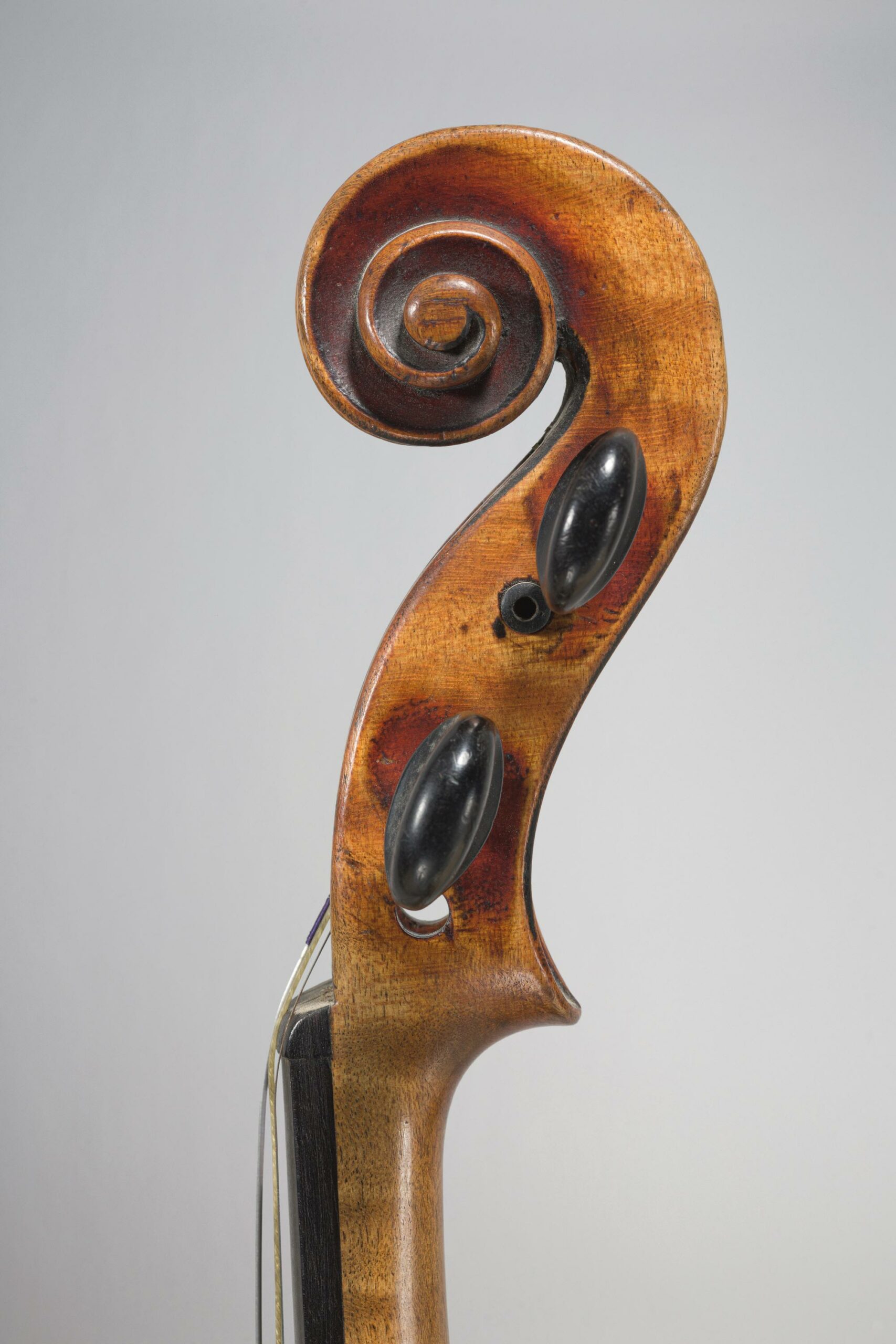 Violon de Joseph HEL Instrument mis en vente par Vichy Enchères le 1er juin 2023 © C. Darbelet