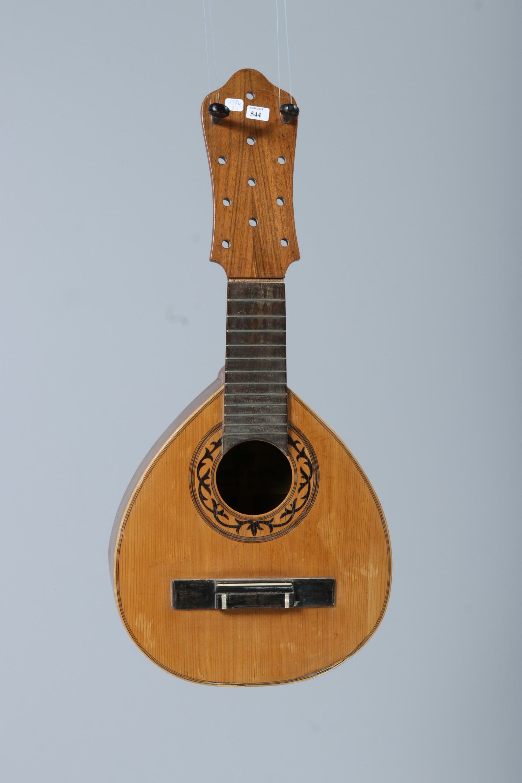 Banduria, portant étiquette Andres MARIN Instrument vendu au profit de l'association Music Fund et mis en vente par Vichy Enchères le 5 mai 2023 © Vichy Enchères