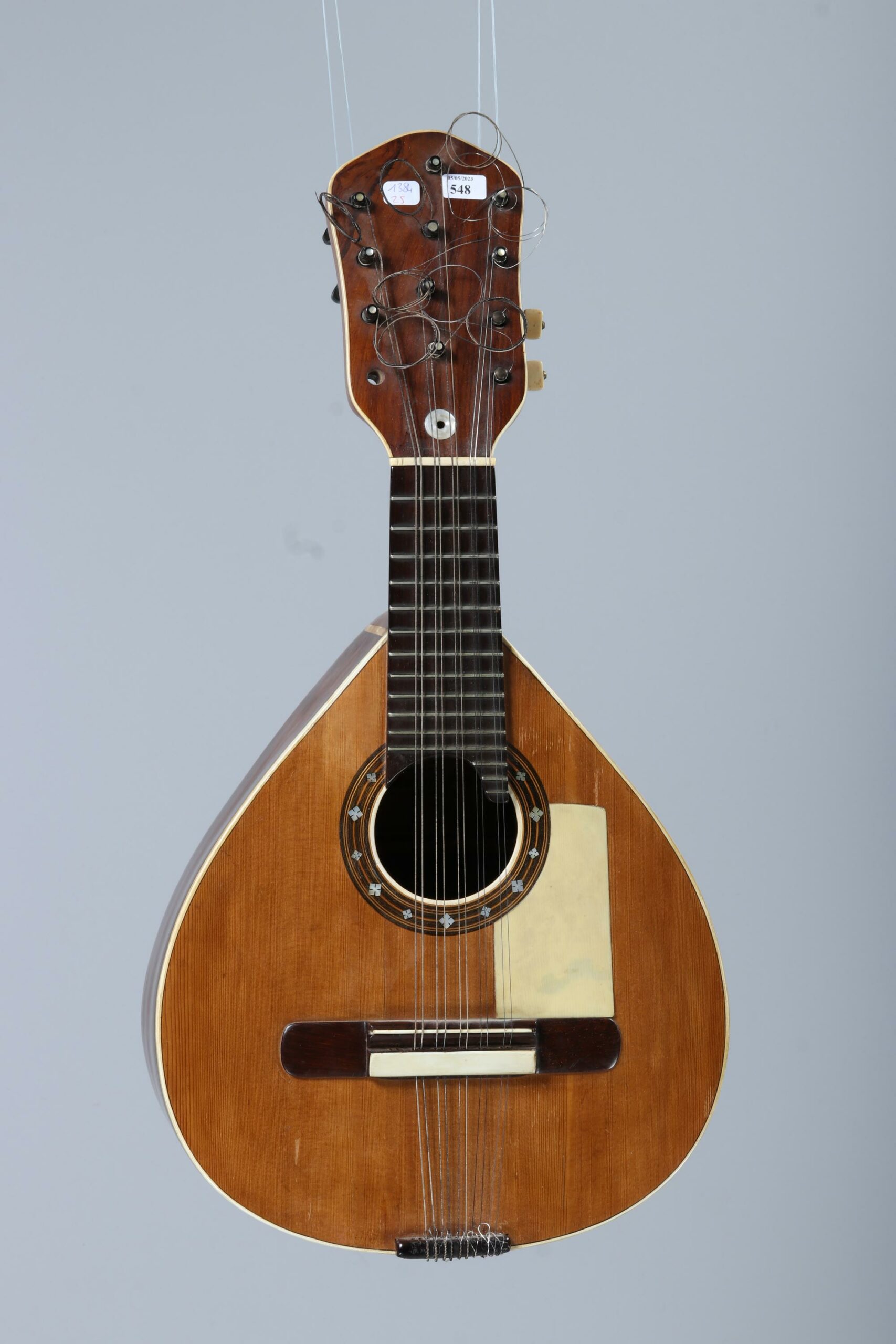 Banduria, portant étiquette Basilio MARIN FERER Instrument vendu au profit de l'association Music Fund et mis en vente par Vichy Enchères le 5 mai 2023 © Vichy Enchères
