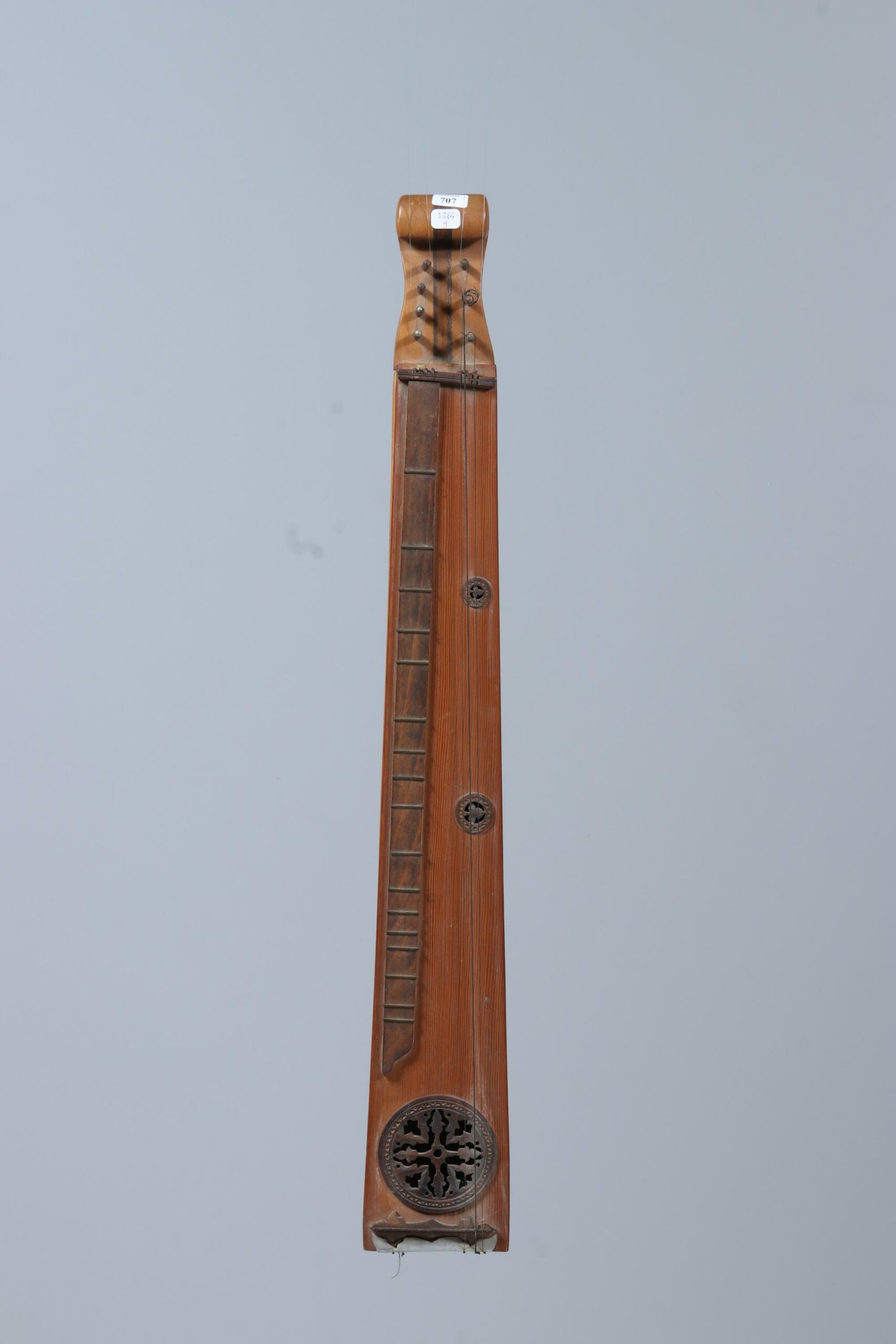 Epinette des Vosges Instrument vendu au profit de l'association Music Fund et mis en vente par Vichy Enchères le 5 mai 2023 © Vichy Enchères