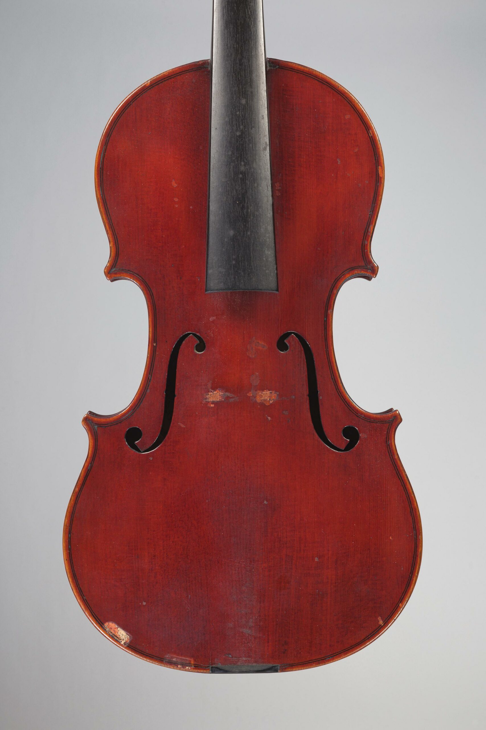 Violon de Pierre HEL Instrument mis en vente par Vichy Enchères le 1er juin 2023 © C. Darbelet