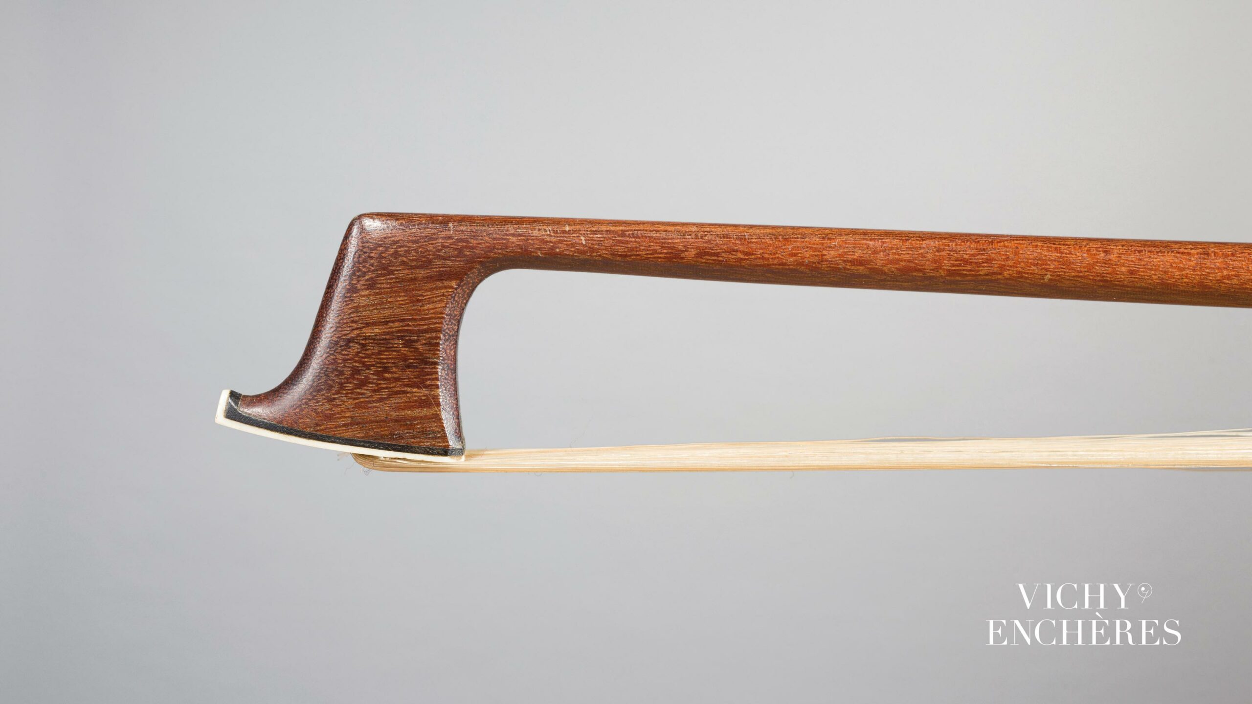 Très bel archet de violon de Dominique PECCATTE Instrument mis en vente par Vichy Enchères le 1 juin 2023 © C. Darbelet