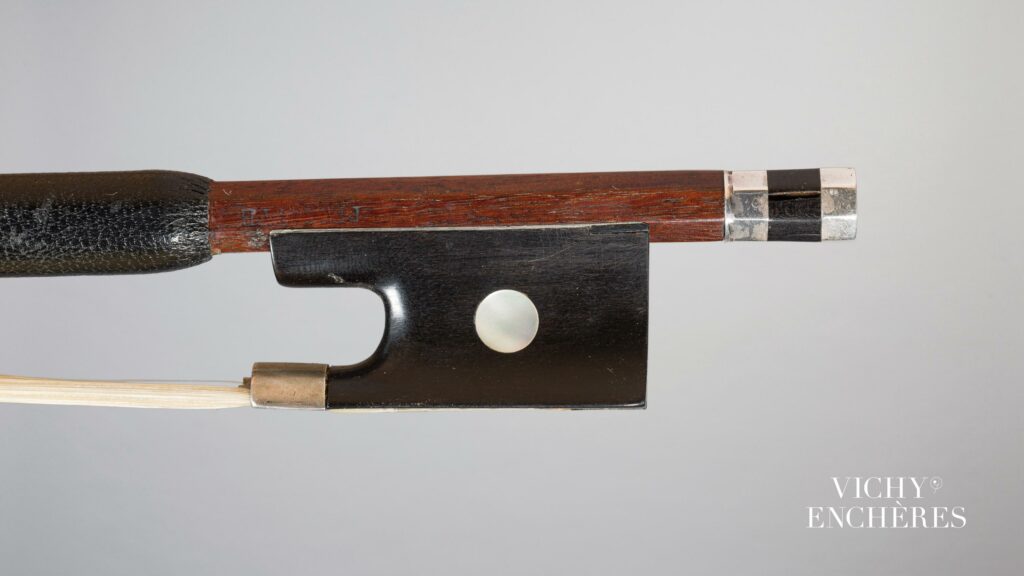 Très bel archet de violon de Dominique PECCATTE Instrument mis en vente par Vichy Enchères le 1 juin 2023 © C. Darbelet
