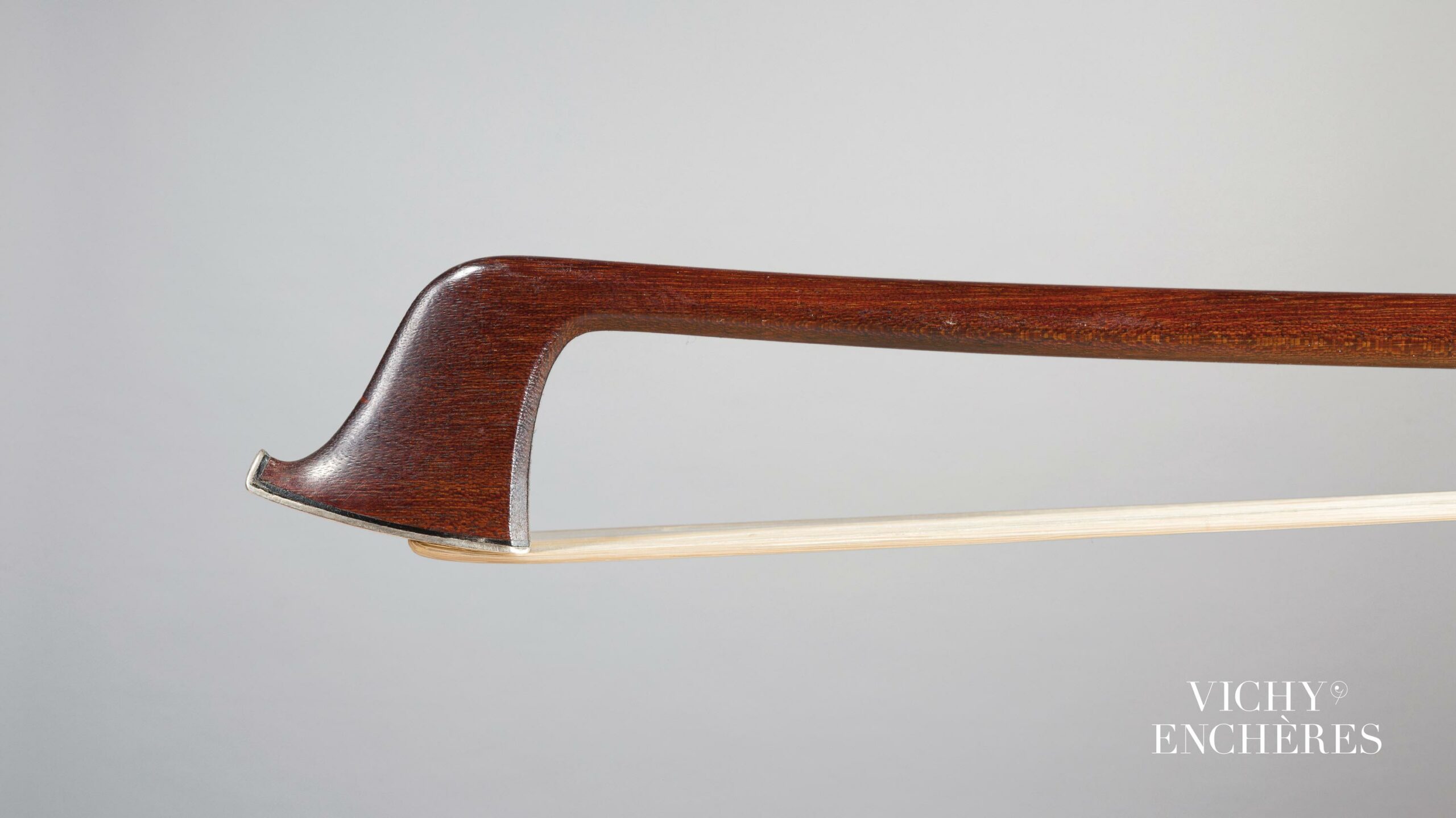 Intéressant archet de violon d'Etienne PAJEOT Instrument mis en vente par Vichy Enchères le 1 juin 2023 © C. Darbelet