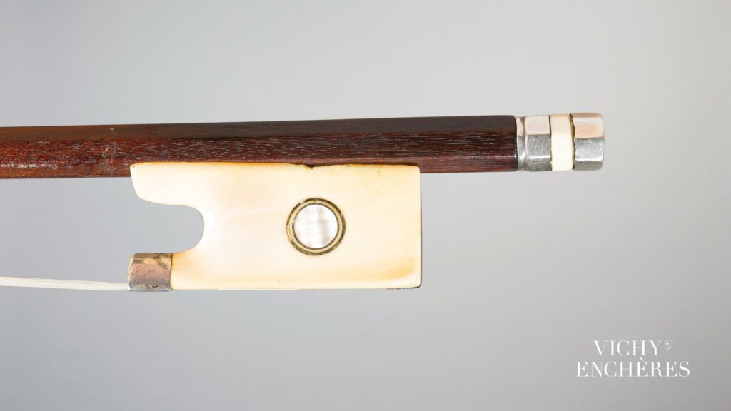 Intéressant archet de violon d'Etienne PAJEOT Instrument mis en vente par Vichy Enchères le 1 juin 2023 © C. Darbelet
