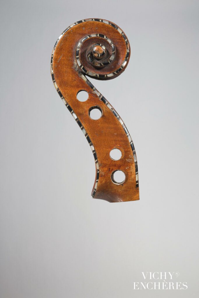 Tête de violon de Lorenzo STORIONI Instrument mis en vente par Vichy Enchères le 1 juin 2023 © C. Darbelet