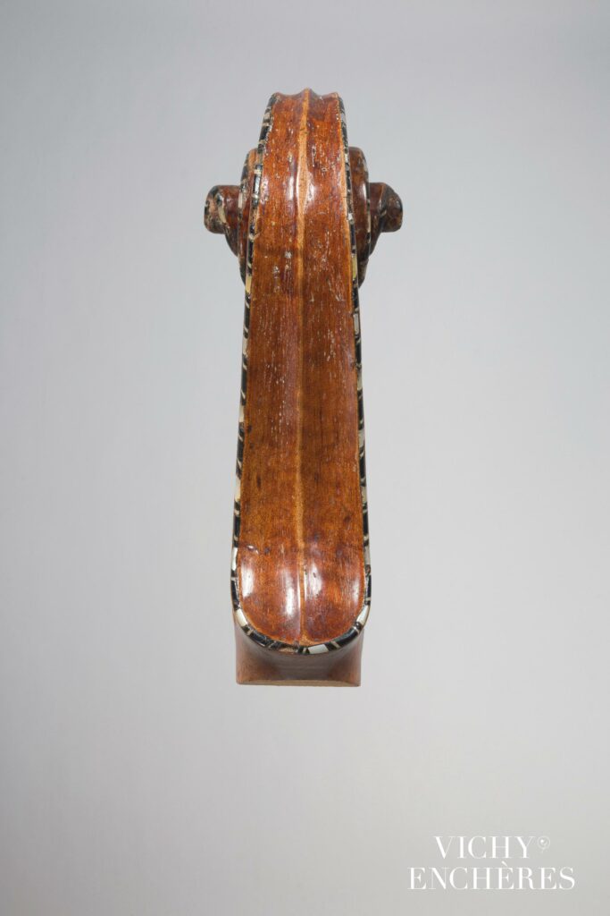 Tête de violon de Lorenzo STORIONI Instrument mis en vente par Vichy Enchères le 1 juin 2023 © C. Darbelet