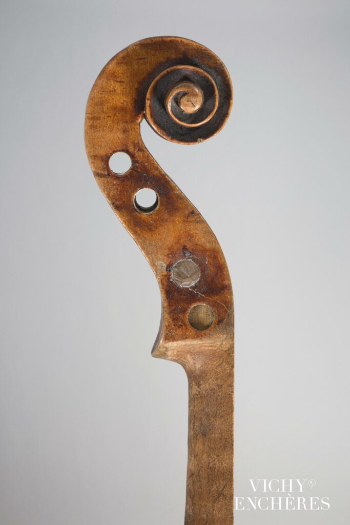 Tête de violon de Spirito SORSANA Instrument mis en vente par Vichy Enchères le 1 juin 2023 © C. Darbelet