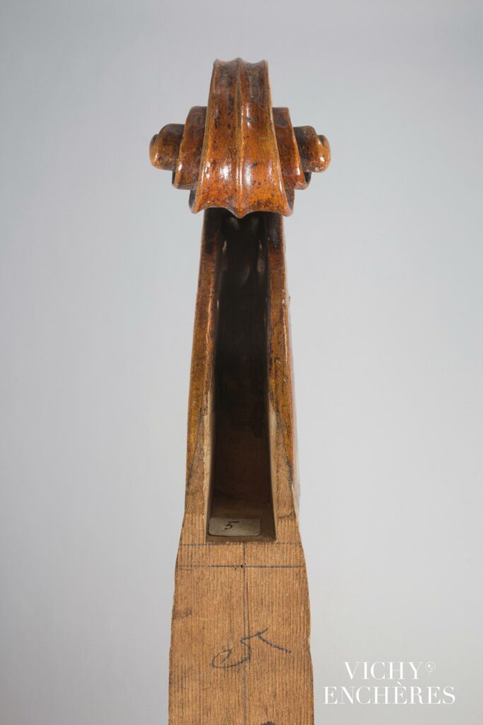 Intéressante tête de alto de Lorenzo et Tomaso CARCASSI Instrument mis en vente par Vichy Enchères le 1 juin 2023 © C. Darbelet