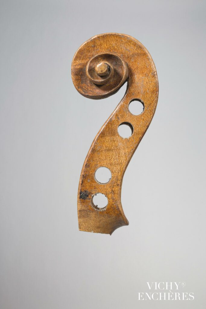Tête de violon de Tomaso EBERLE Instrument mis en vente par Vichy Enchères le 1 juin 2023 © C. Darbelet