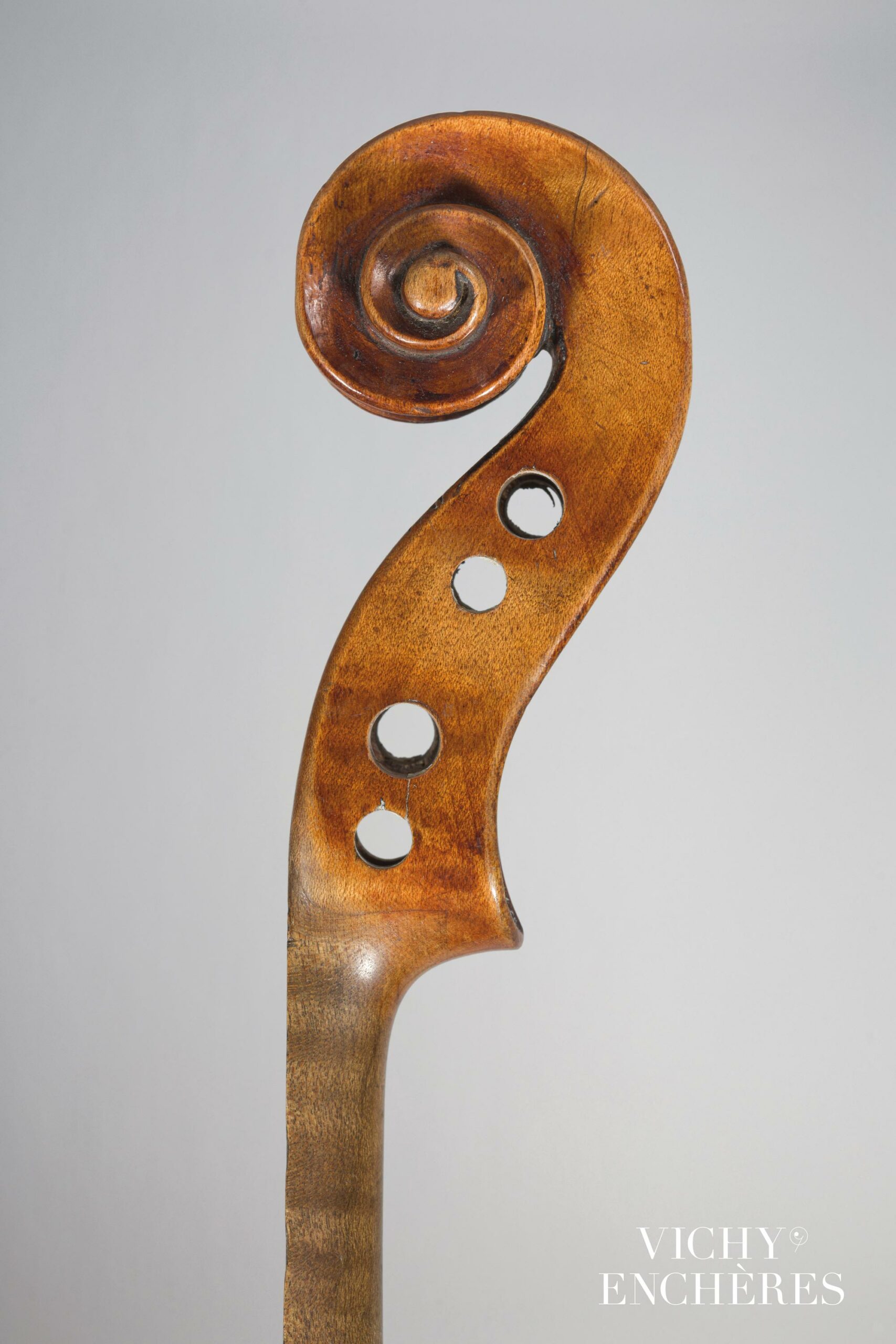 Tête de violon de Nicolas LUPOT Instrument mis en vente par Vichy Enchères le 1 juin 2023 © C. Darbelet