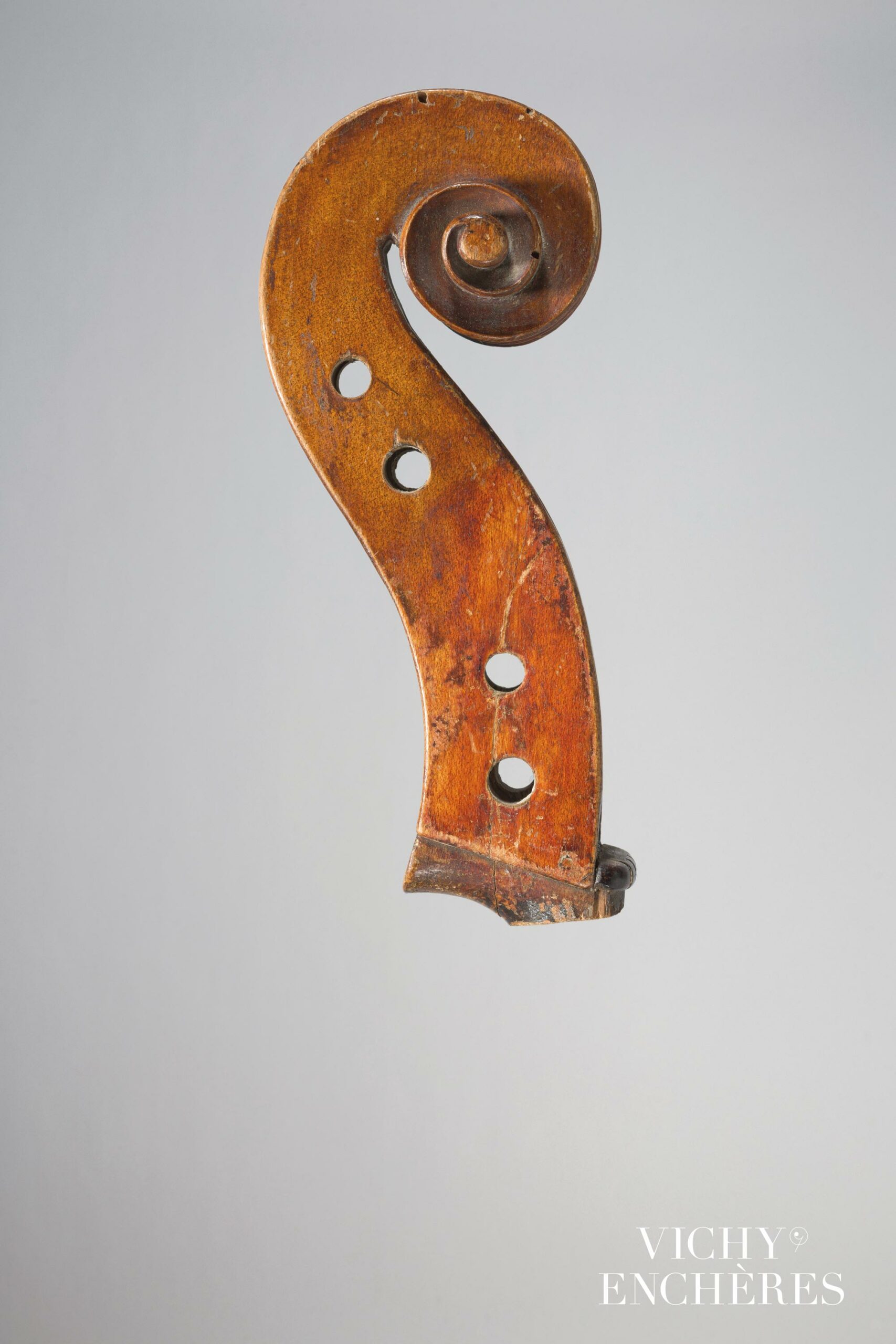 Rare tête de violoncelle de Tomaso EBERLE Instrument mis en vente par Vichy Enchères le 1 juin 2023 © C. Darbelet