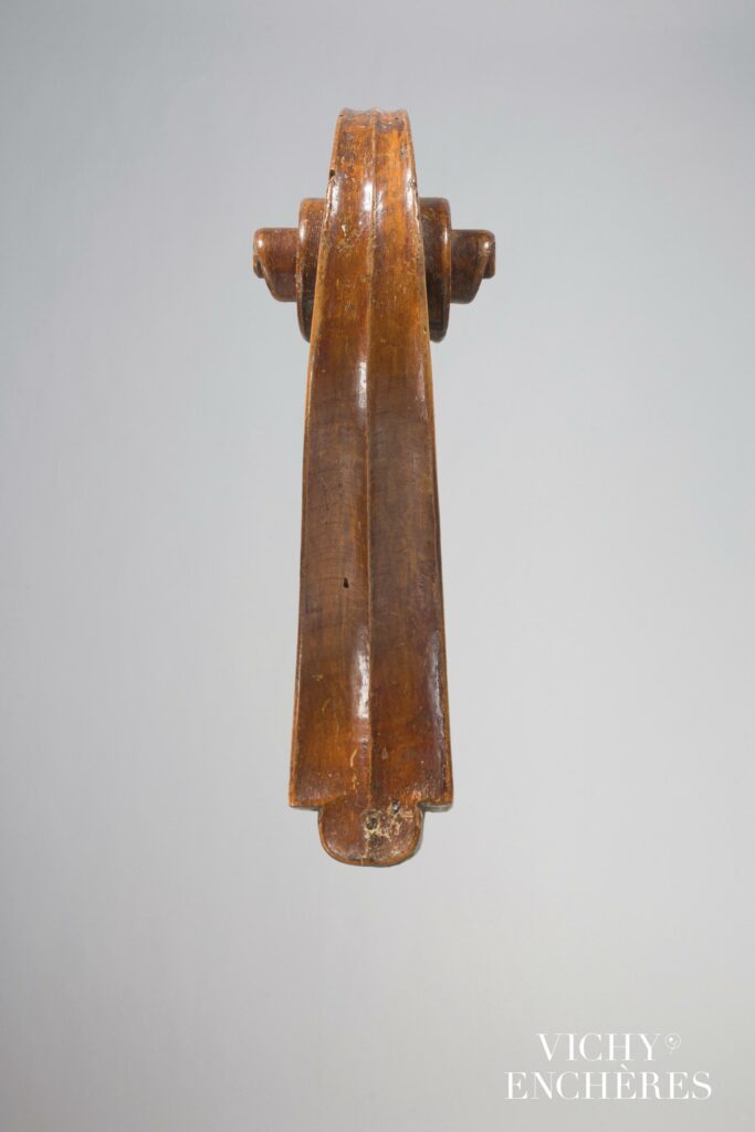 Rare tête de violoncelle de Tomaso EBERLE Instrument mis en vente par Vichy Enchères le 1 juin 2023 © C. Darbelet