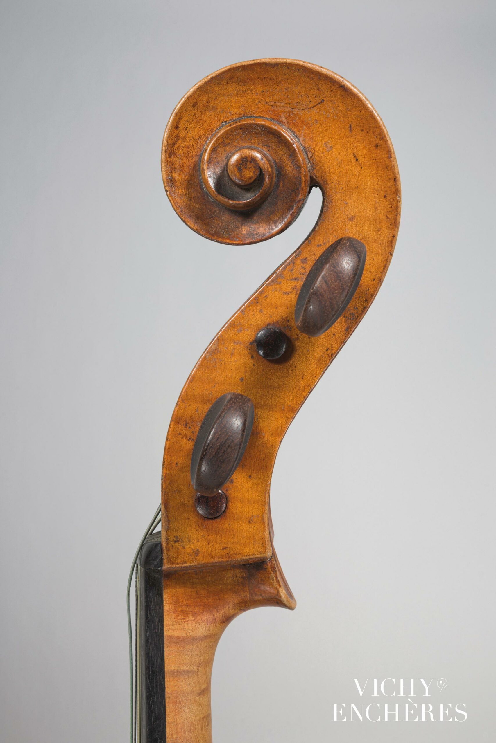 Violoncelle de Charles FLAMBEAU Instrument mis en vente par Vichy Enchères le 1 juin 2023 © C. Darbelet