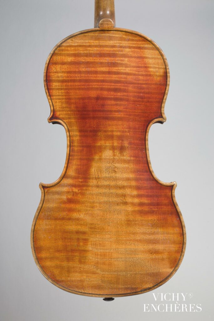 Violon de Joseph HEL Instrument mis en vente par Vichy Enchères le 1 juin 2023 © C. Darbelet
