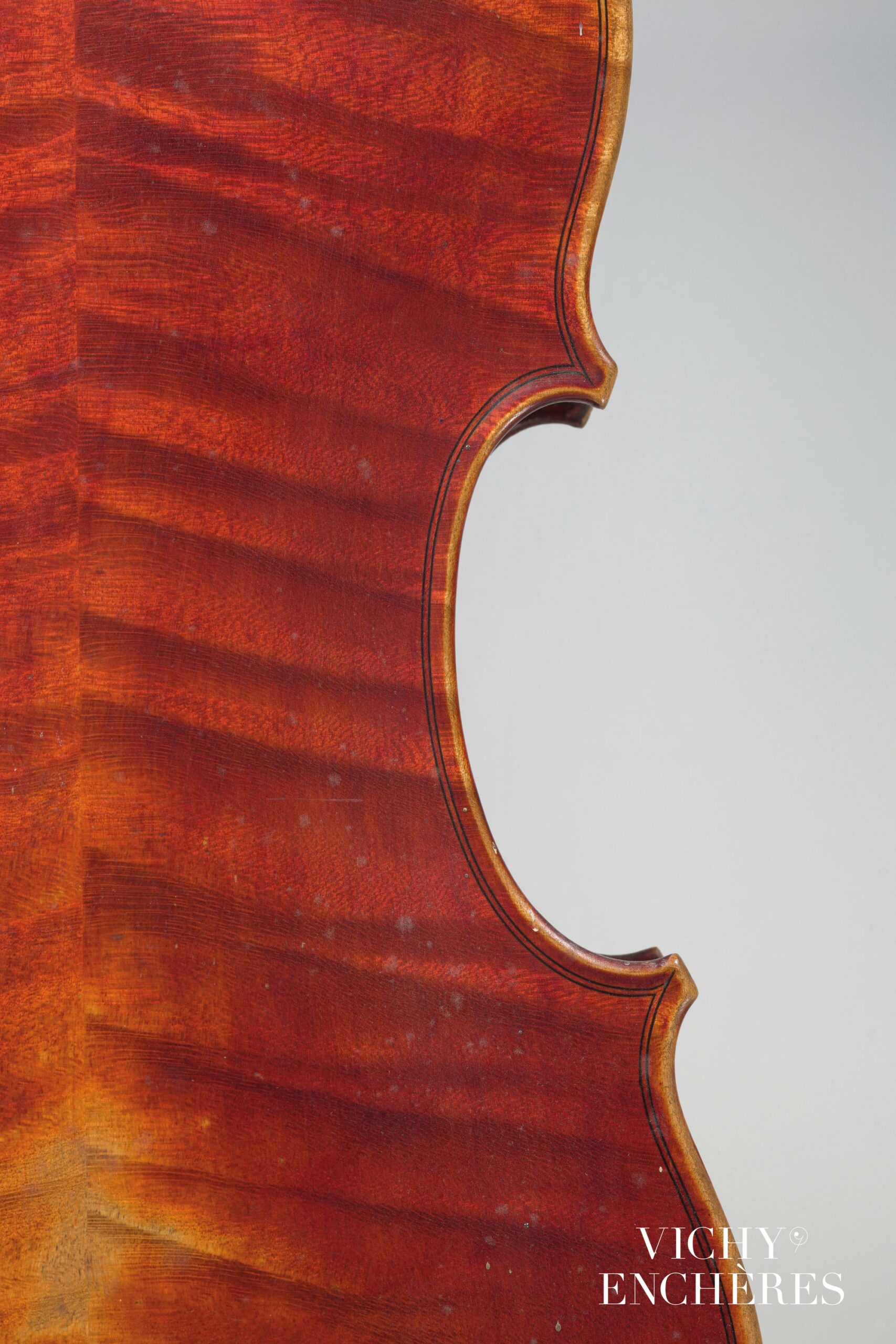 Joli violon de Pierre HEL Instrument mis en vente par Vichy Enchères le 1 juin 2023 © C. Darbelet