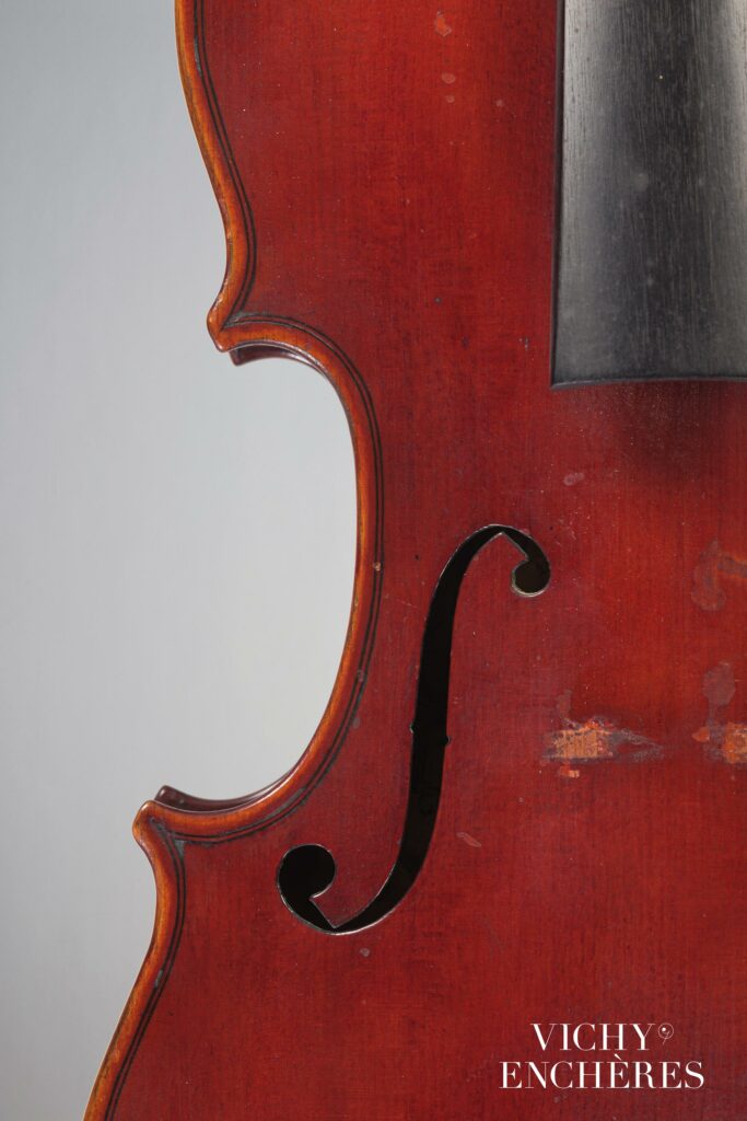 Rare violon de Pierre HEL Instrument mis en vente par Vichy Enchères le 1 juin 2023 © C. Darbelet