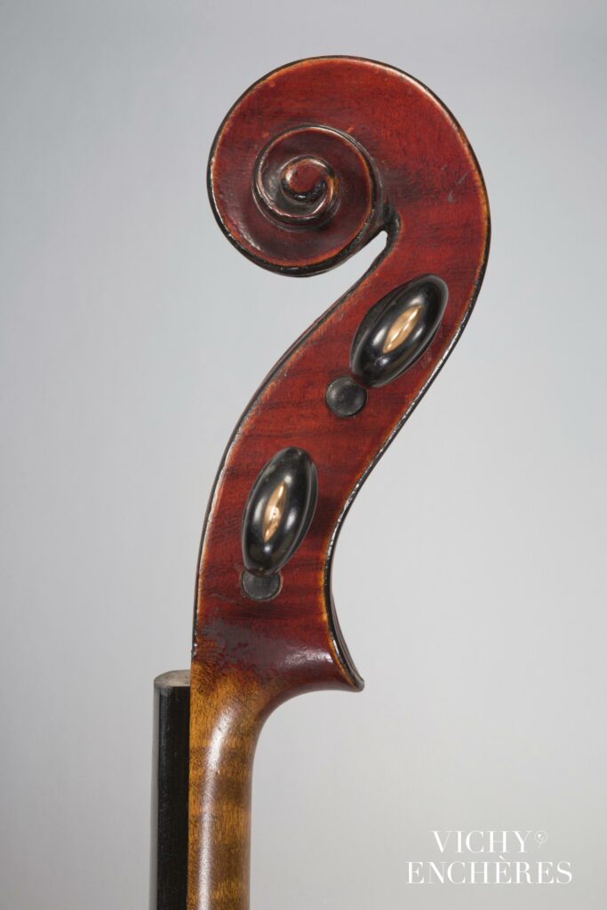 Rare violon de Pierre HEL Instrument mis en vente par Vichy Enchères le 1 juin 2023 © C. Darbelet