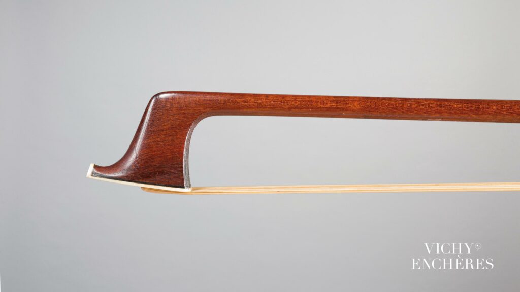 Archet de violon de Nicolas SIMON dit "SIMON FR." Instrument mis en vente par Vichy Enchères le 1 juin 2023 © C. Darbelet