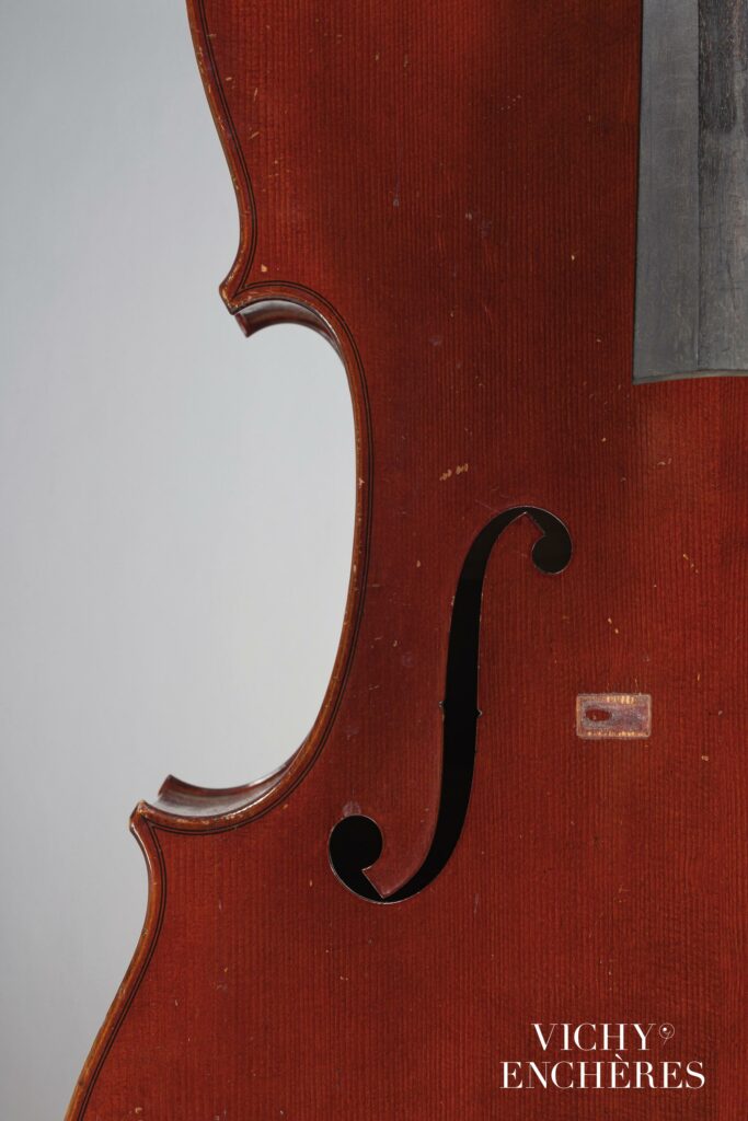 Joli violoncelle de SILVESTRE et MAUCOTEL Instrument mis en vente par Vichy Enchères le 1 juin 2023 © C. Darbelet