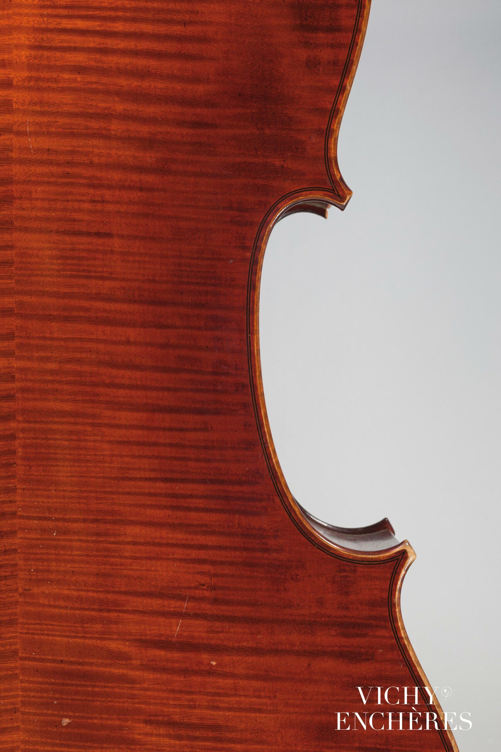 Joli violoncelle de SILVESTRE et MAUCOTEL Instrument mis en vente par Vichy Enchères le 1 juin 2023 © C. Darbelet