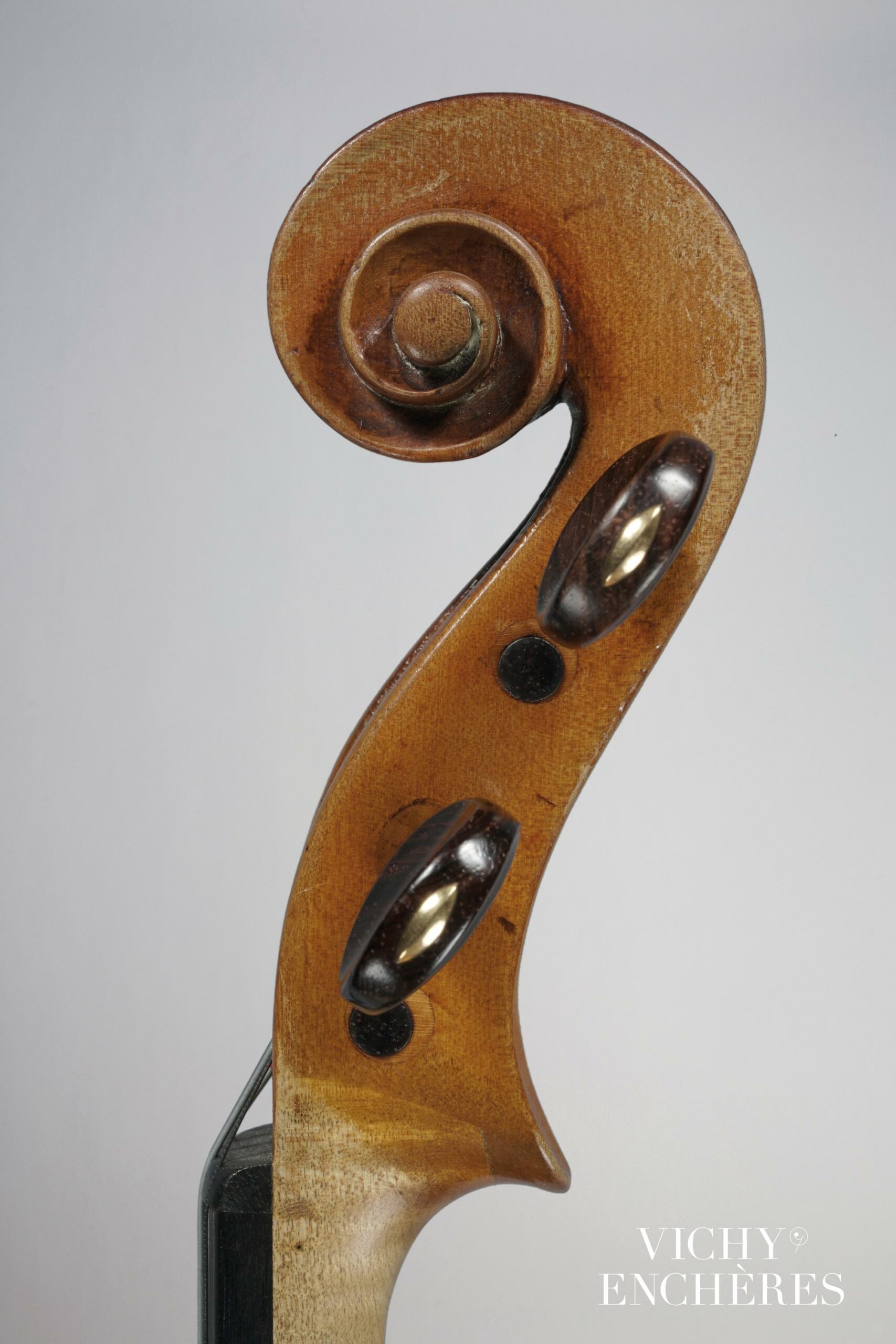 Intéressant et rare alto de Luigi MARCONCINI Instrument mis en vente par Vichy Enchères le 1 juin 2023 © C. Darbelet