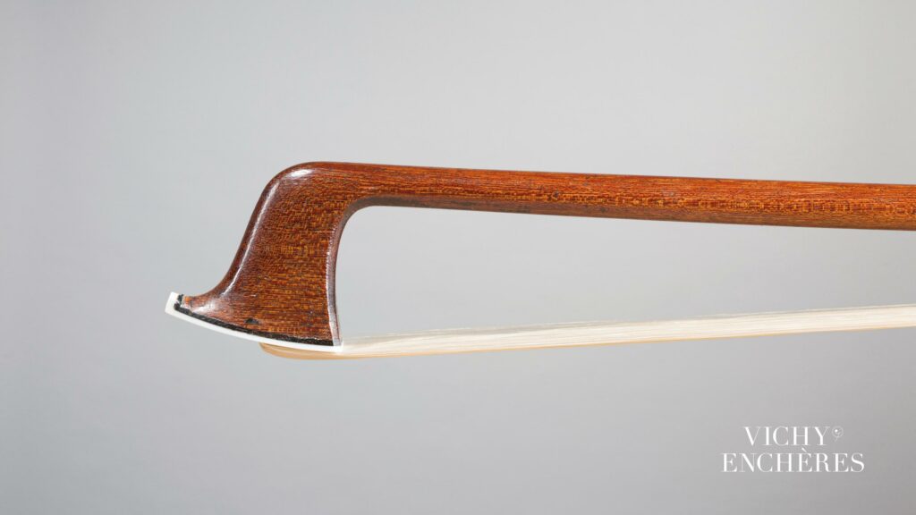 Archet de violon de Pierre SIMON Instrument mis en vente par Vichy Enchères le 1 juin 2023 © C. Darbelet