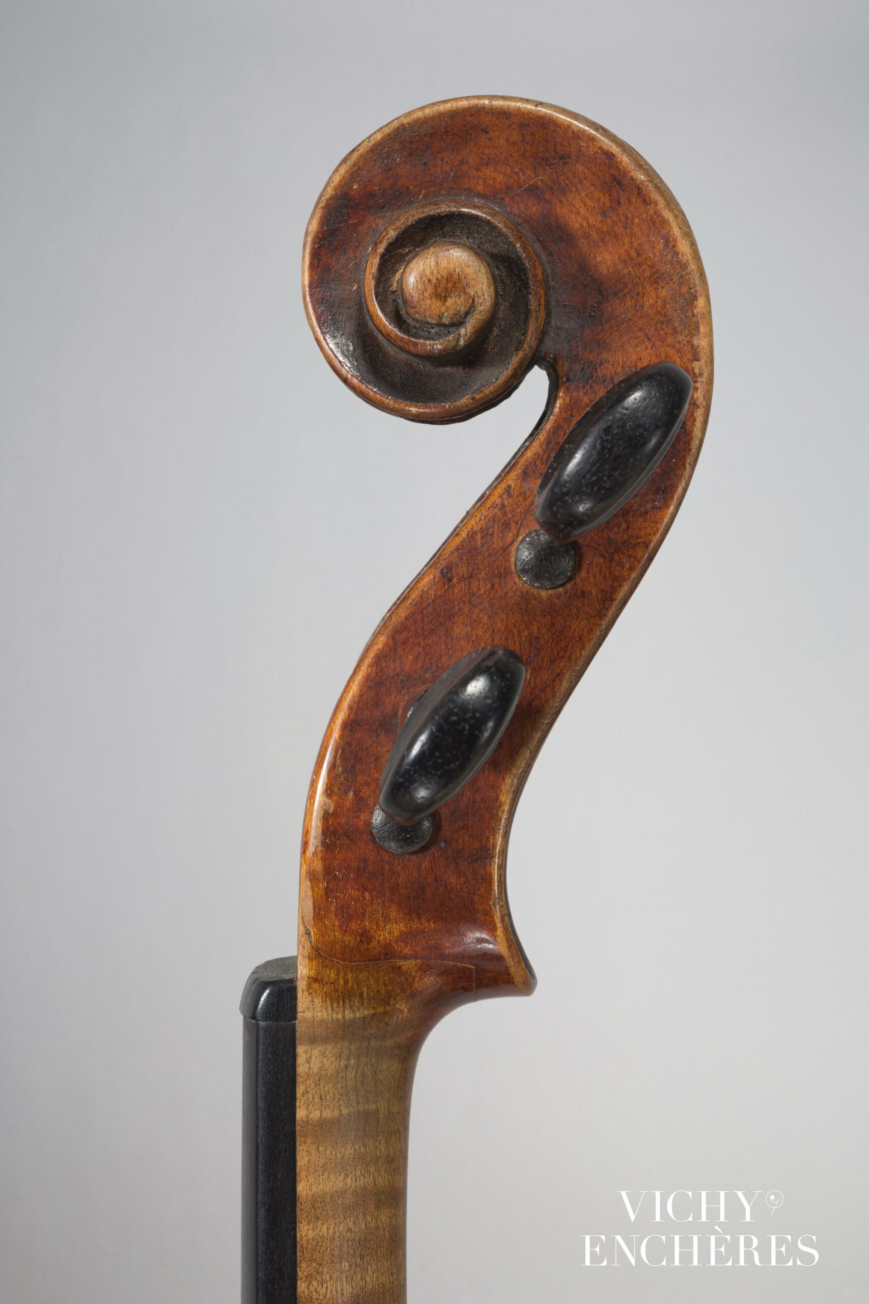 Violon de Mathis HOFMANS Instrument mis en vente par Vichy Enchères le 1 juin 2023 © C. Darbelet
