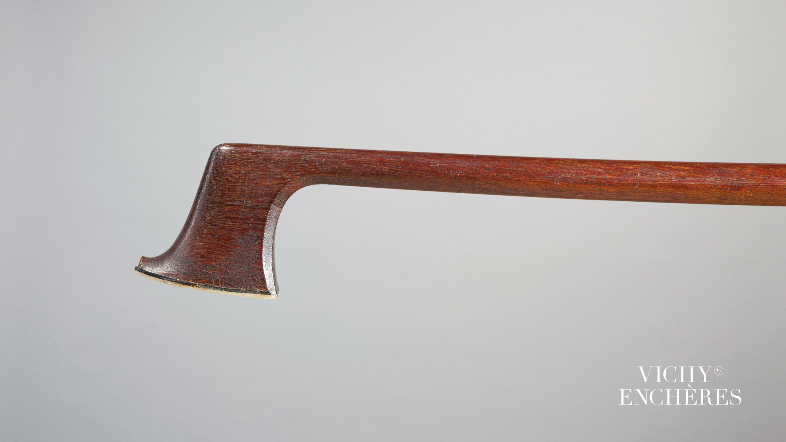 Archet de violon de Nicolas MALINE Instrument mis en vente par Vichy Enchères le 1 juin 2023 © C. Darbelet