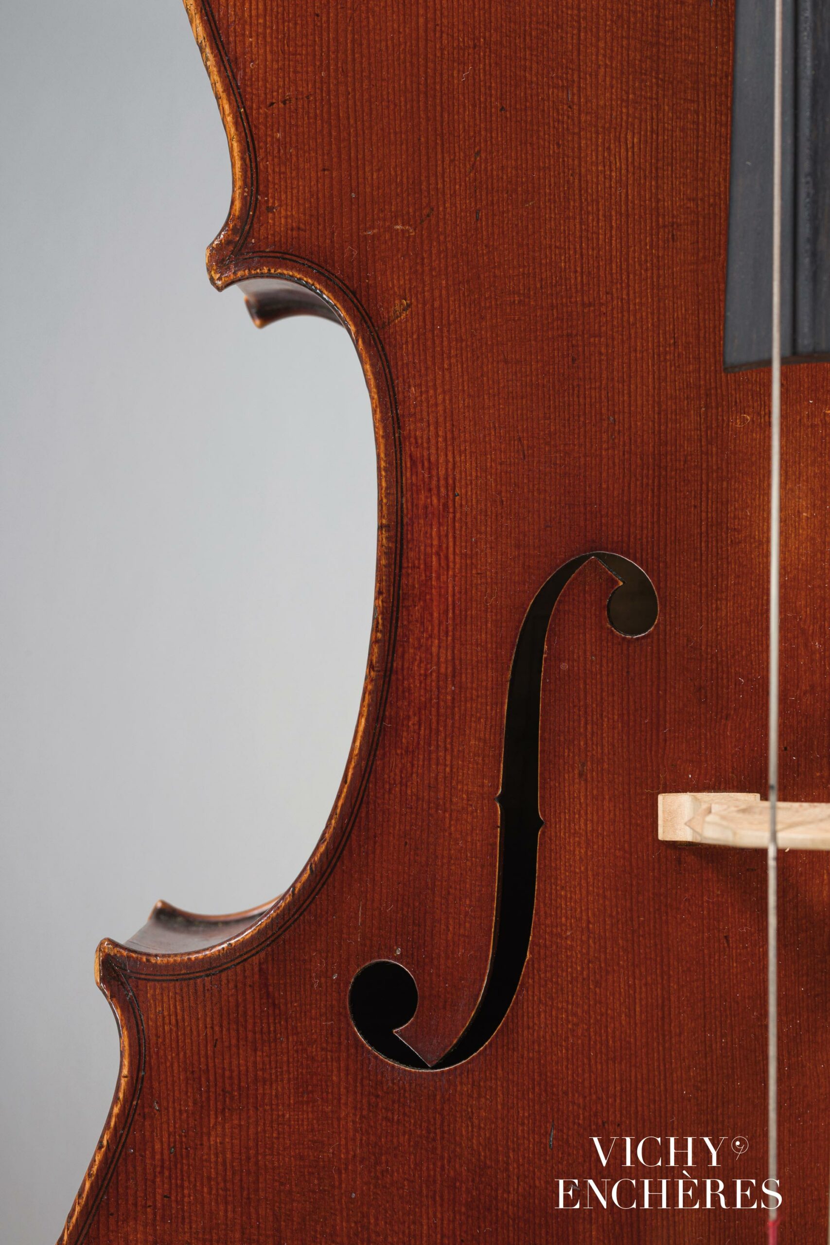Violoncelle de Sébastien Auguste DEROUX Instrument mis en vente par Vichy Enchères le 1 juin 2023 © C. Darbelet