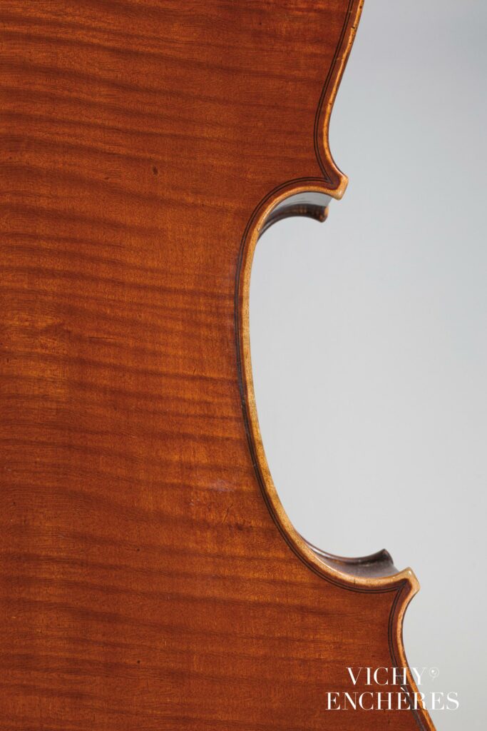 Violoncelle de Sébastien Auguste DEROUX Instrument mis en vente par Vichy Enchères le 1 juin 2023 © C. Darbelet
