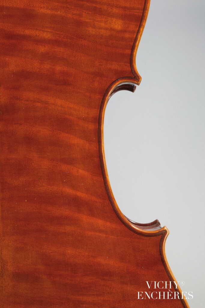 Intéressant et rare violoncelle de Bernard MILLANT Instrument mis en vente par Vichy Enchères le 1 juin 2023 © C. Darbelet