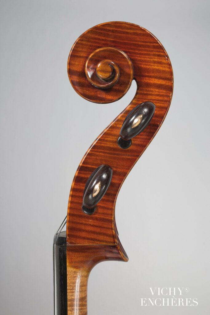 Intéressant et rare violoncelle de Bernard MILLANT Instrument mis en vente par Vichy Enchères le 1 juin 2023 © C. Darbelet