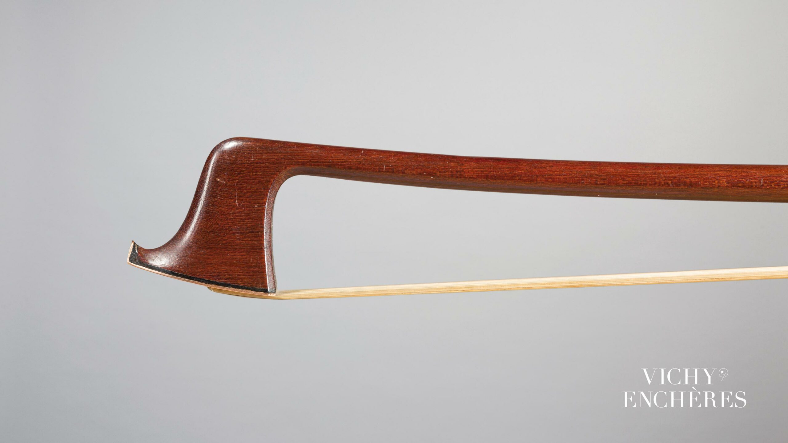 Rare archet de violon de Louis Joseph MORIZOT Père Instrument mis en vente par Vichy Enchères le 1 juin 2023 © C. Darbelet