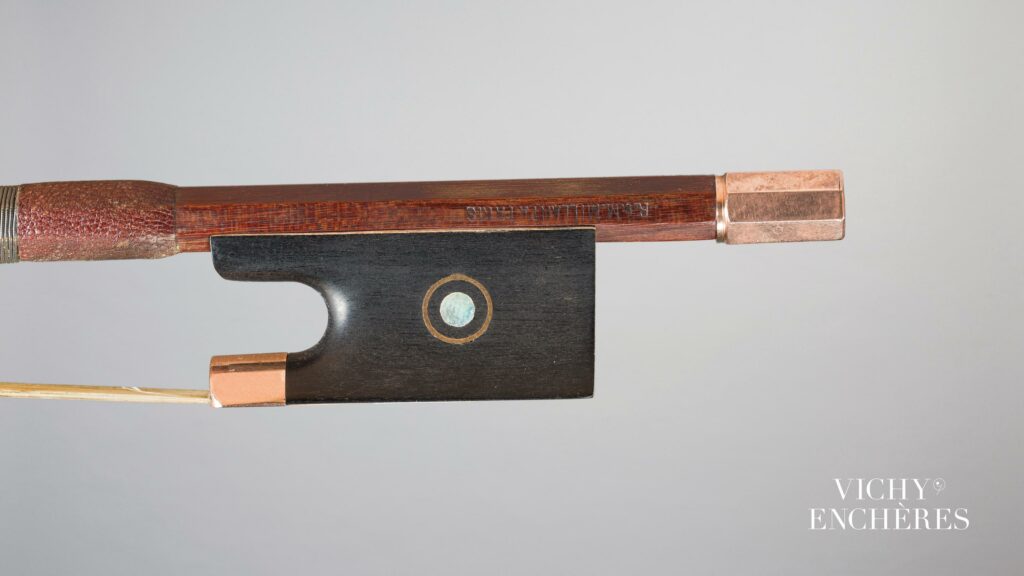 Rare archet de violon de Louis Joseph MORIZOT Père Instrument mis en vente par Vichy Enchères le 1 juin 2023 © C. Darbelet