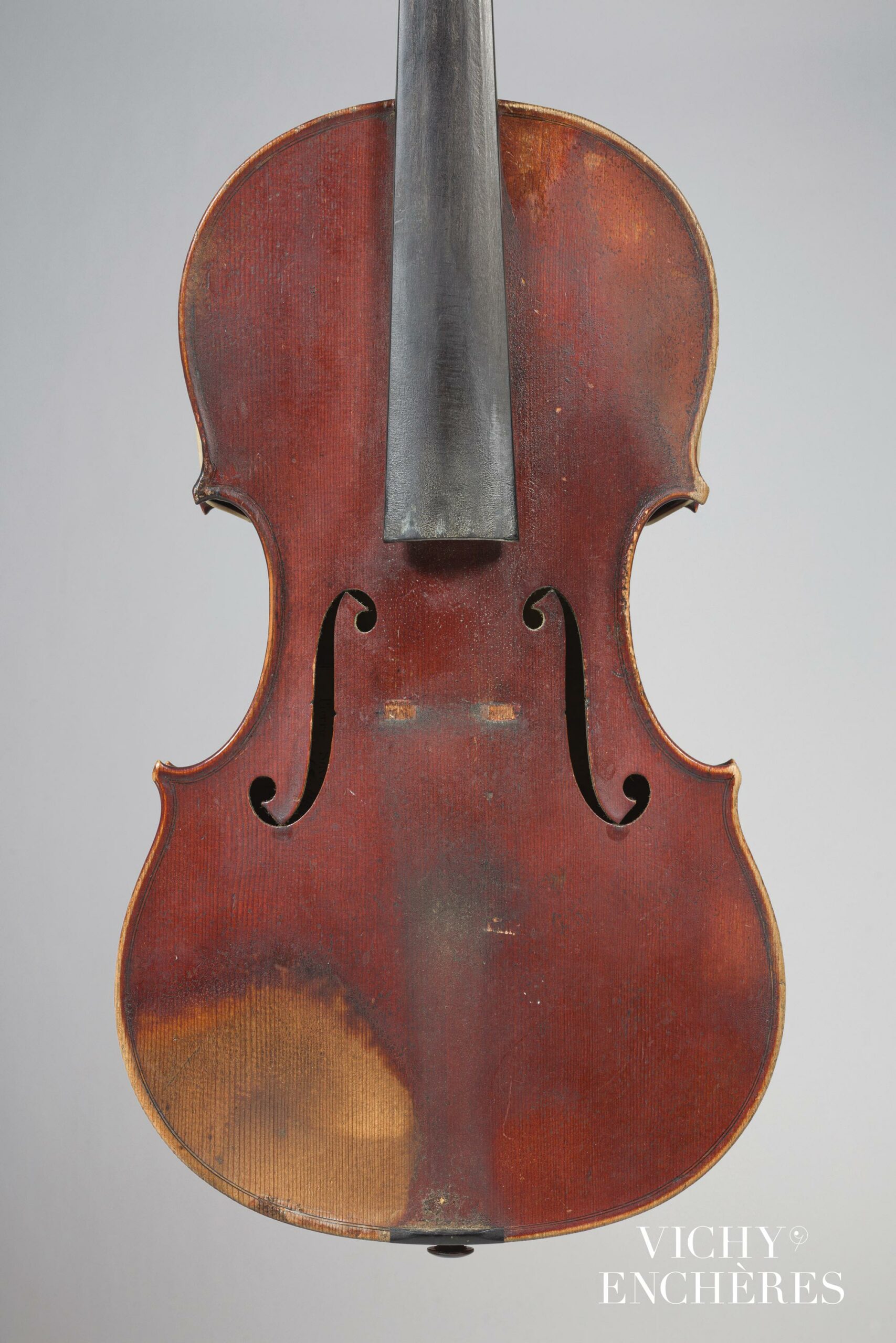 Intéressant violon de Pierre SILVESTRE Instrument mis en vente par Vichy Enchères le 1 juin 2023 © C. Darbelet