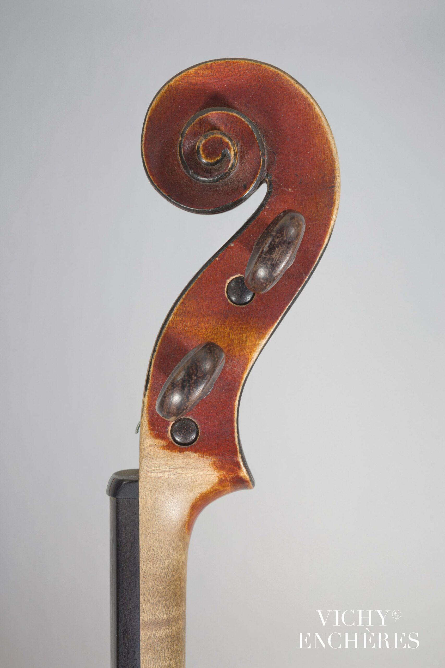 Intéressant violon de Pierre SILVESTRE Instrument mis en vente par Vichy Enchères le 1 juin 2023 © C. Darbelet