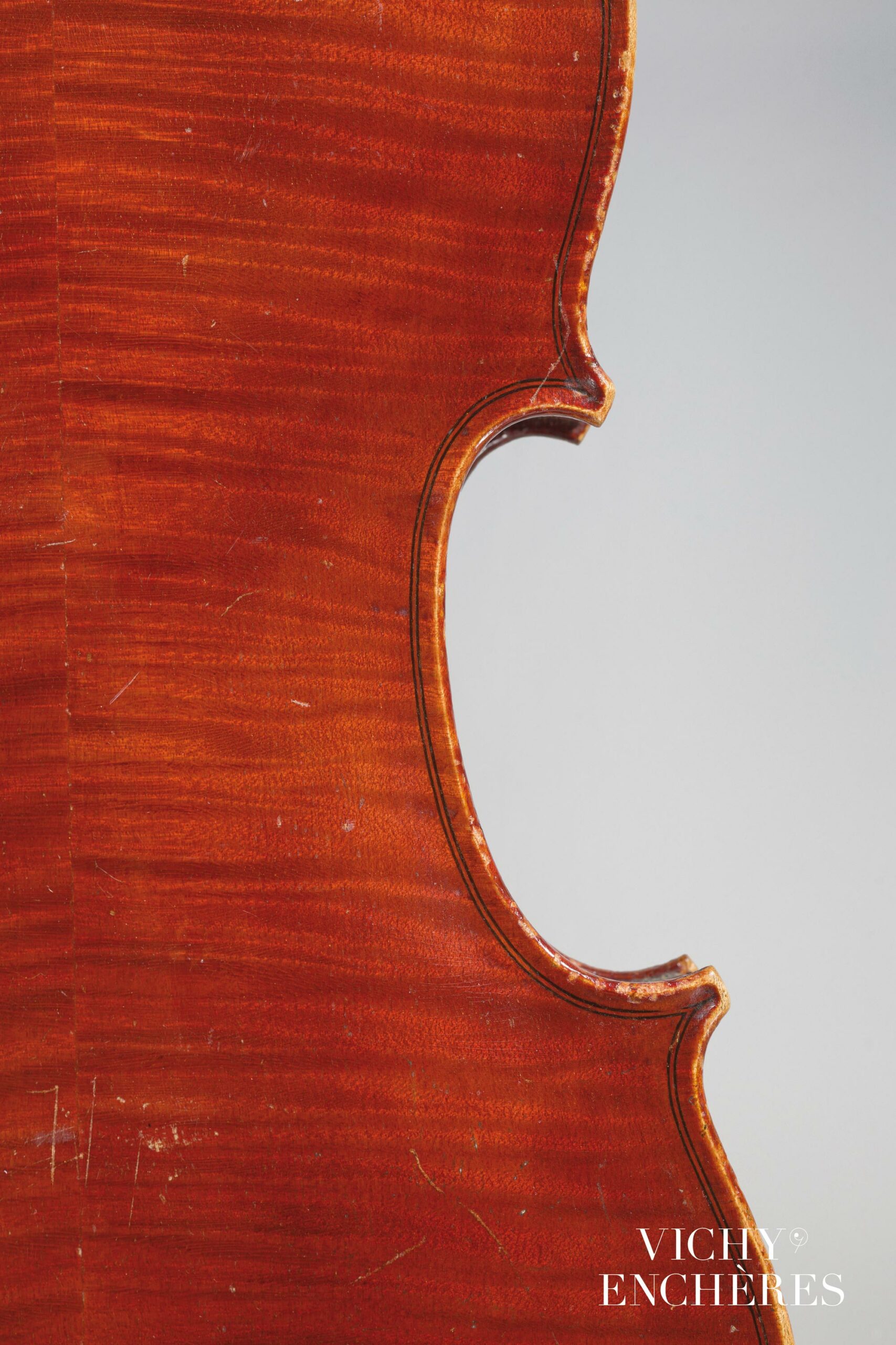 Joli violon de Riccardo GENOVESE Instrument mis en vente par Vichy Enchères le 1 juin 2023 © C. Darbelet