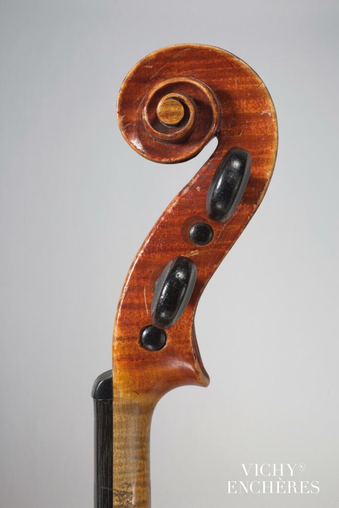 Joli violon de Riccardo GENOVESE Instrument mis en vente par Vichy Enchères le 1 juin 2023 © C. Darbelet