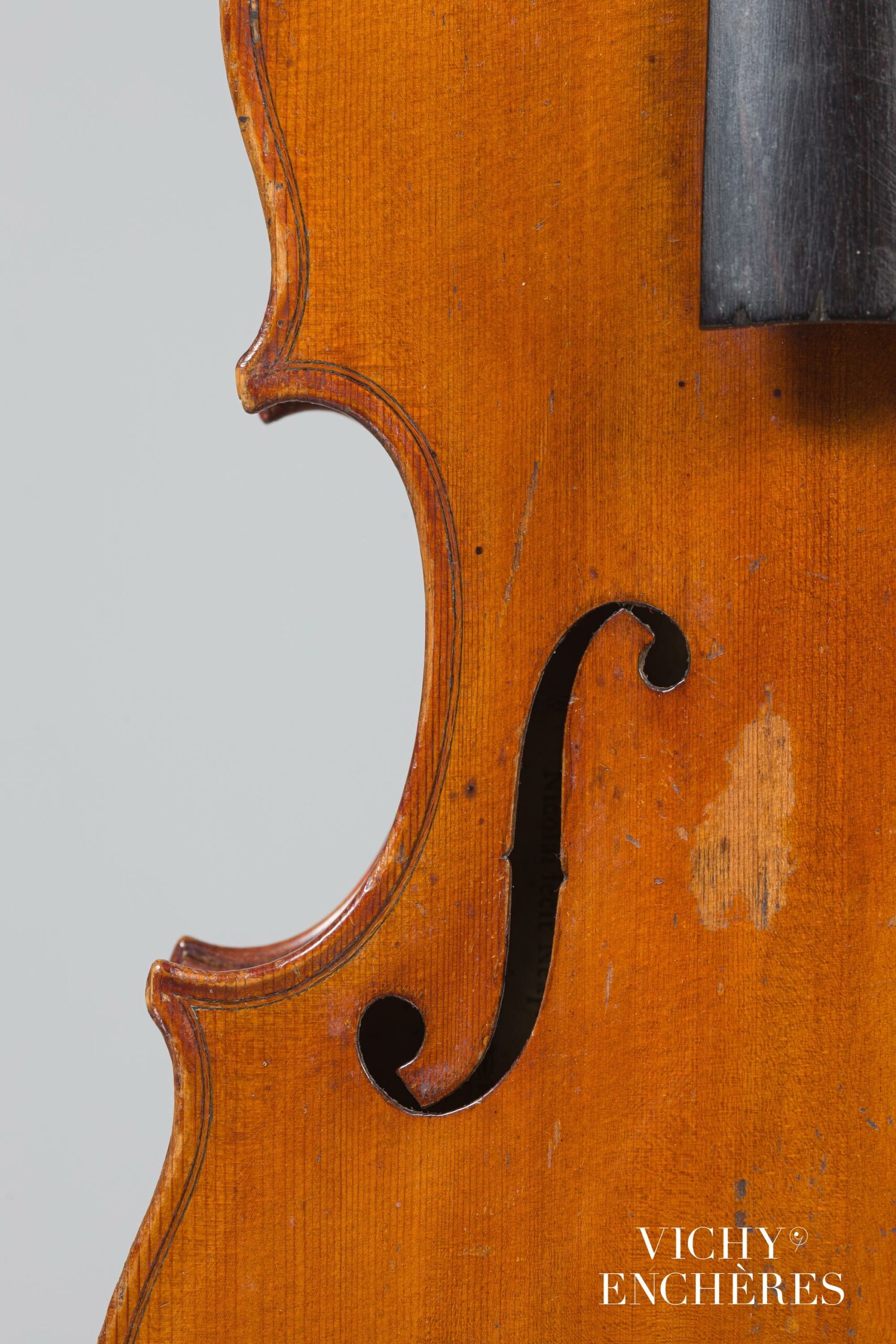 Exceptionnel violon de Ferdinand GAGLIANO Instrument mis en vente par Vichy Enchères le 1 juin 2023 © C. Darbelet